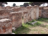 04423 ostia - regio i - insula xiv - terme del bagnino buticosus (i,xiv,8) - porticus - 1. raum von norden - suedseite - 09-2023.jpg